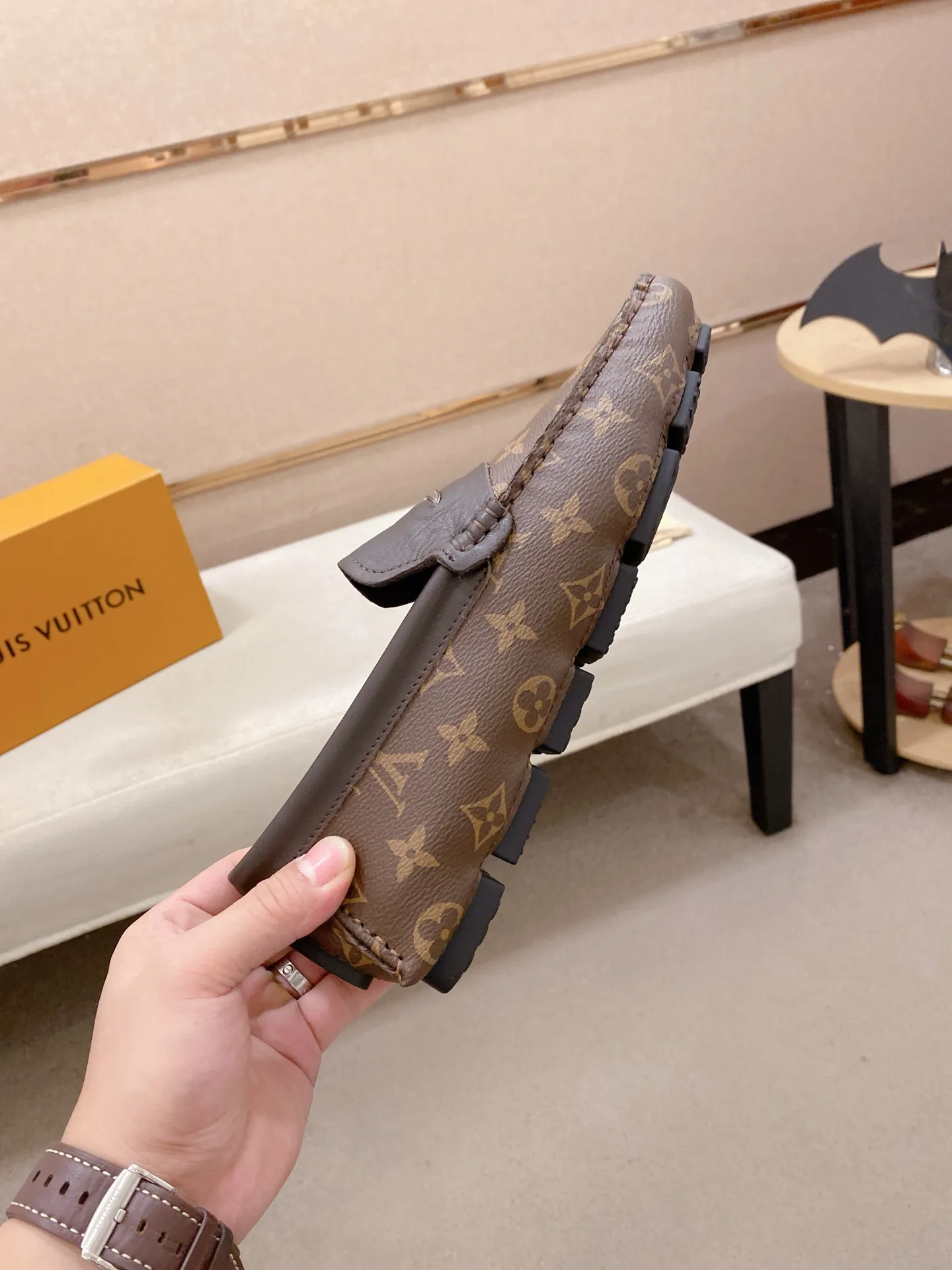 Factory price: 500💰High-end quality! LV 🆕🆕Exclusive hot-selling products in stock🔥🔥New products on the shelves, high-quality Ferragamo men's pea shoes, high-end casual driving shoes, with complete packaging! 💪 💪 Material: Imported official website one-to-one fabric 🐂 + Imported high-quality buffalo leather lining + wear-resistant outsole 👍🏻👍🏻 Features: High-end and comfortable, purely handmade 🚀 🚀 Create the perfect shoes that suit you best 🔥 🔥 Size: (38-44) 45 standard size can be customized!